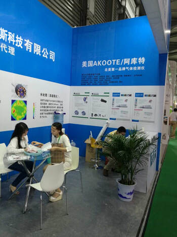 工作人員為觀展介紹產(chǎn)品