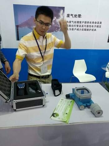 工作人員為觀眾展示阿庫特氣體檢測儀